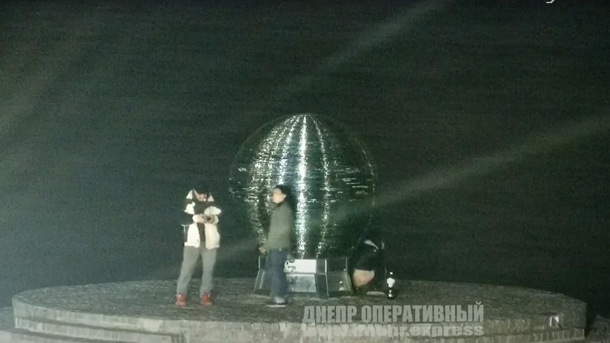 У Дніпрі дівчина випорожнювалася під артоб'єкт: зганьбилася на камеру спостереження - 24 Канал У Дніпрі дівчина випорожнювалася під артоб'єкт: зганьбилася на камеру спостереження - 24 Канал