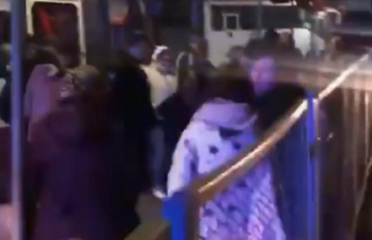 На вокзалі у Рівному спалахнула масова бійка: хотіли вкрасти маршрутку з пасажирами - Новини Рівне - 24 Канал На вокзалі у Рівному спалахнула масова бійка: хотіли вкрасти маршрутку з пасажирами - Новини Рівне - 24 Канал