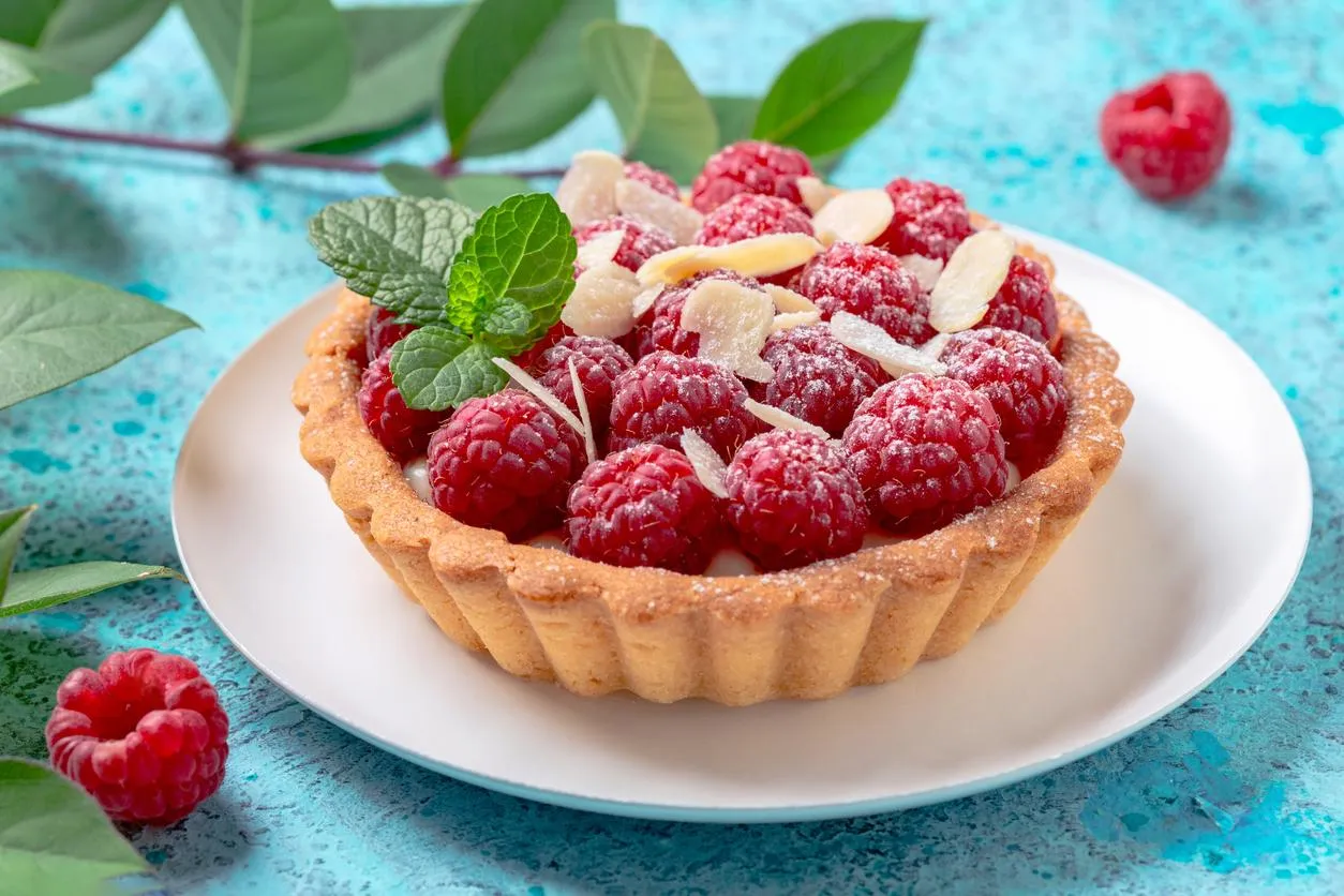 До рожевого напівсухого ігристого чудово пасуватиме малина з вершками та мигдалевими пластівцями До рожевого напівсухого ігристого чудово пасуватиме малина з вершками та мигдалевими пластівцями