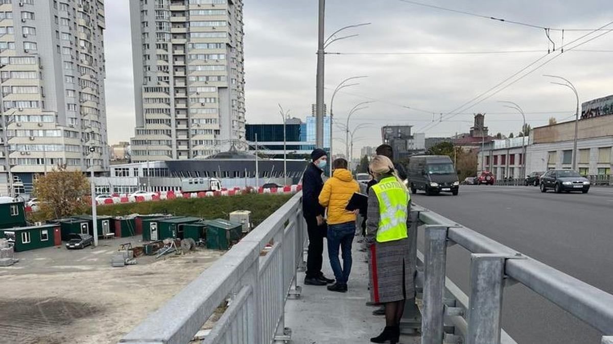 Поліцейські з експертами шукають порушення під час будівництва Шулявського мосту - Київ