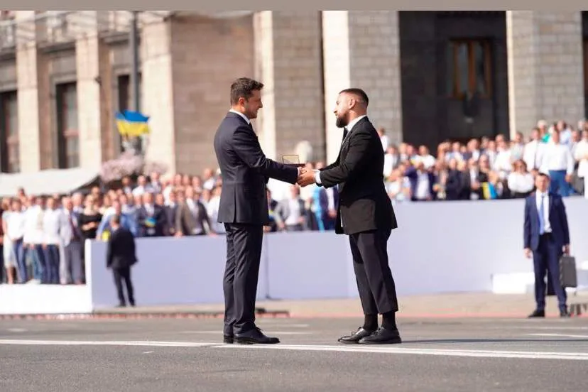 Зеленський вручає Монатіку звання заслуженого артиста України