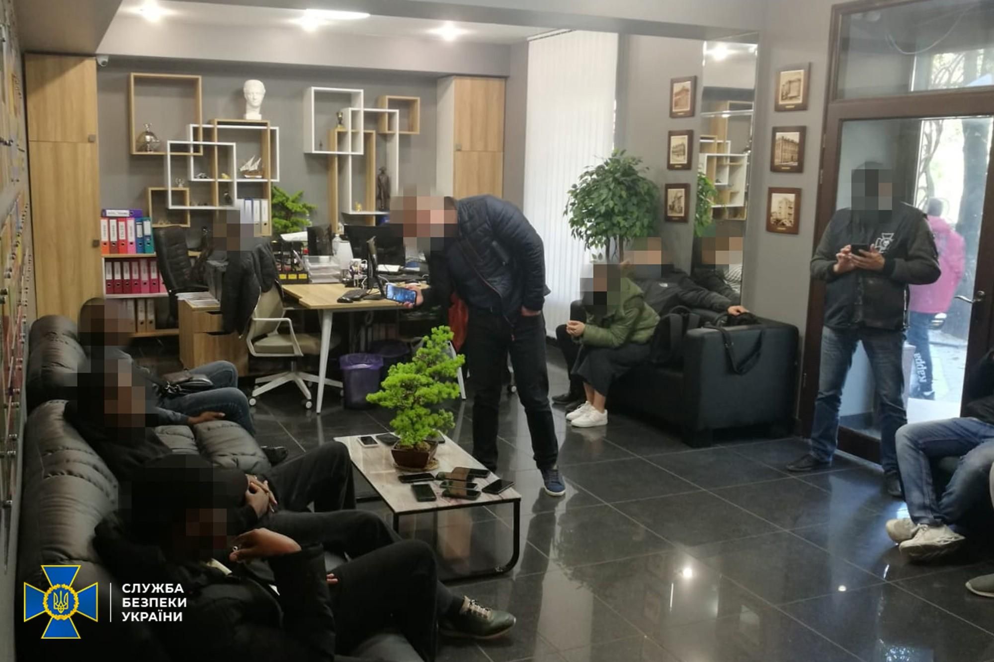 Бізнес на іноземцях: СБУ викрила ділків, які займались незаконною "легалізацією" - Новини Дніпра - 24 Канал Бізнес на іноземцях: СБУ викрила ділків, які займались незаконною "легалізацією" - Новини Дніпра - 24 Канал