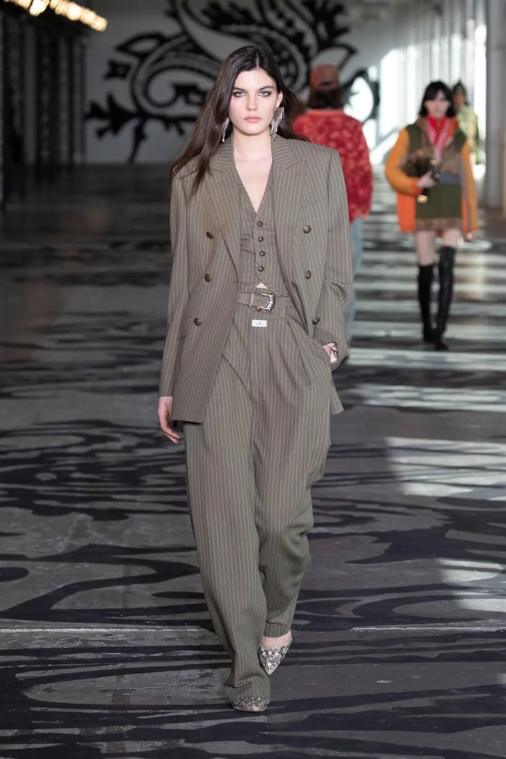 Жакет у смужку – тренд осені 2021 / Фото з Vogue