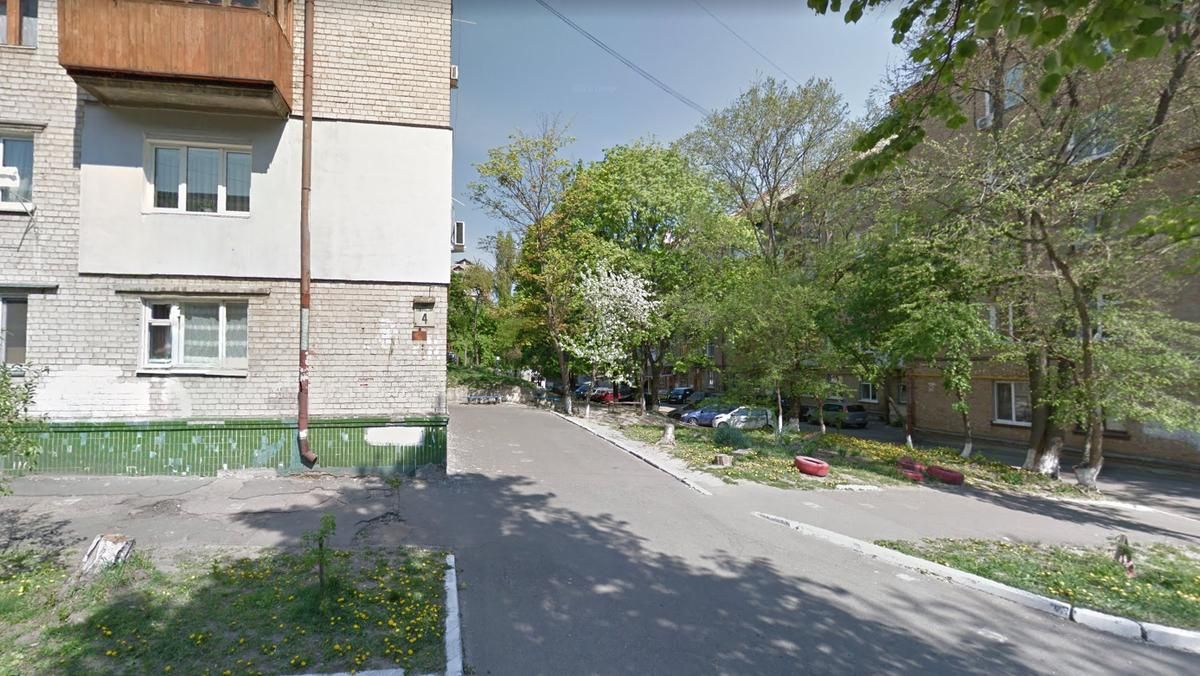 В Киеве коренастый подвыпивший мужчина сломал нос 14-летнему парню В Киеве коренастый подвыпивший мужчина сломал нос 14-летнему парню