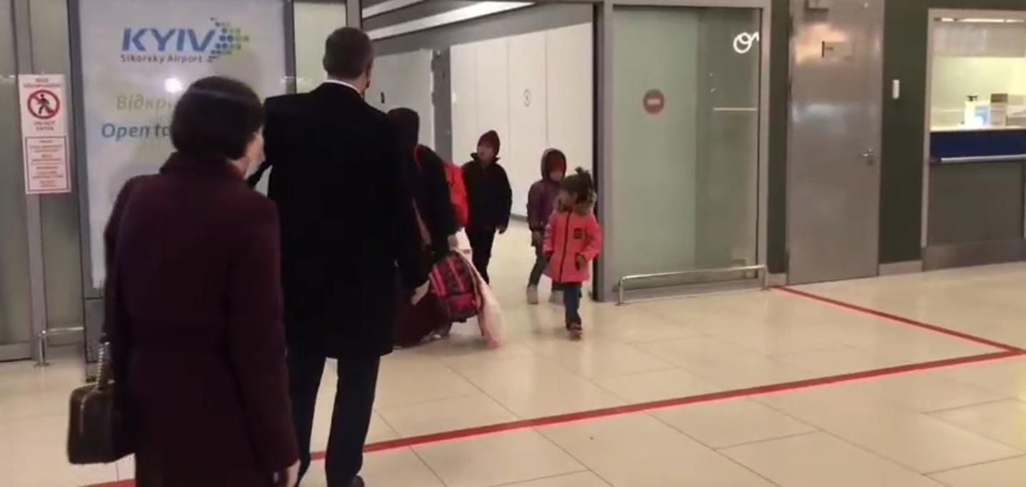 Из сирийского лагеря эвакуировали украинку с четырьмя детьми Из сирийского лагеря эвакуировали украинку с четырьмя детьми