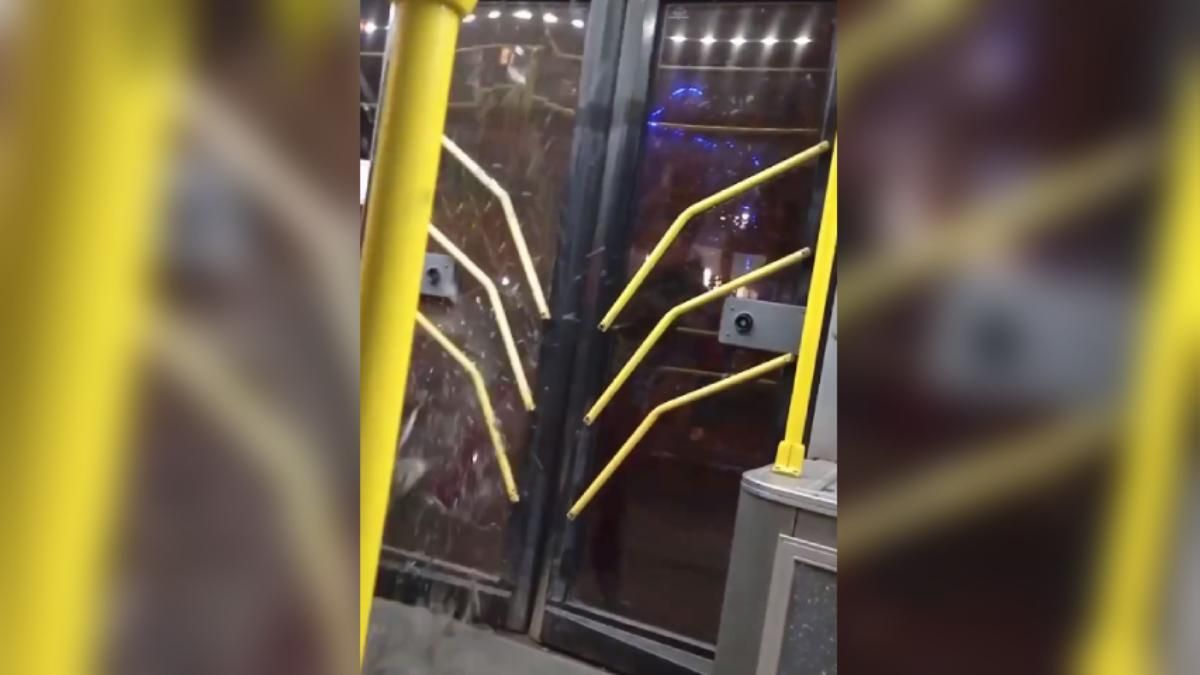 В Харькове парень разбил двери троллейбуса, потому что не хотел платить: видео инцидента