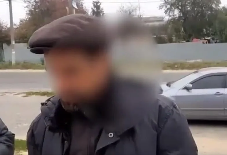 У Василькові п'яний чоловік розбив пам'ятник жертвам Голокосту, його знайшла поліція У Василькові п'яний чоловік розбив пам'ятник жертвам Голокосту, його знайшла поліція