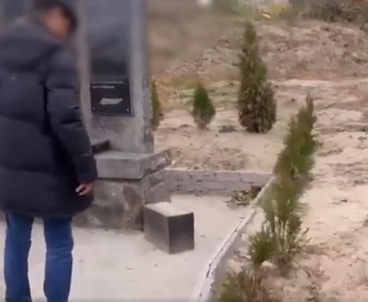 Разбил головой: в Василькове нашли мужчину, который разбил мемориал "Жертвам Холокоста" Разбил головой: в Василькове нашли мужчину, который разбил мемориал "Жертвам Холокоста"