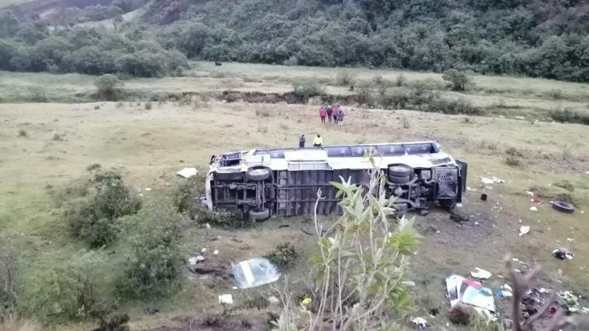 В Эквадоре пассажирский автобус улетел в пропасть: много жертв