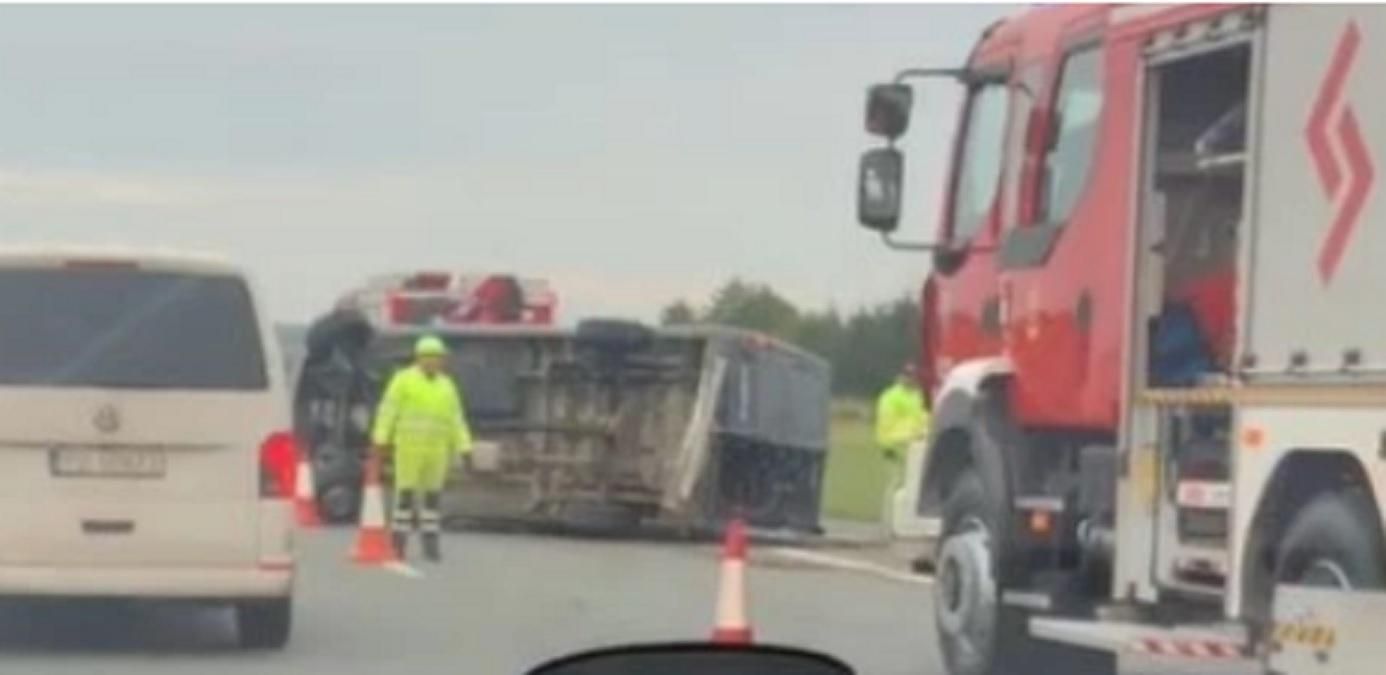 У Польщі перекинувся автобус з нелегалами: поліція затримала водія-українця - Україна новини - 24 Канал У Польщі перекинувся автобус з нелегалами: поліція затримала водія-українця - Україна новини - 24 Канал