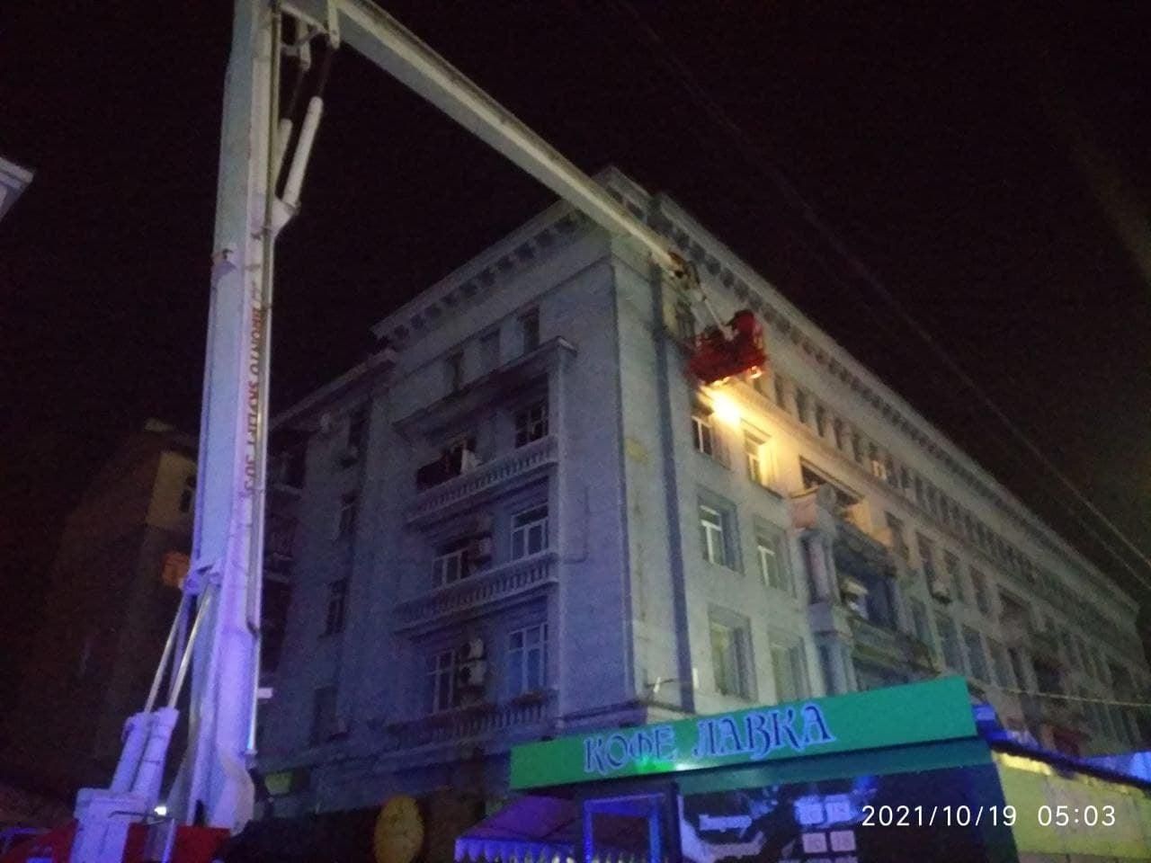 На Политехе ночью вспыхнула квартира многоэтажки: есть погибший – кадры с места трагедии