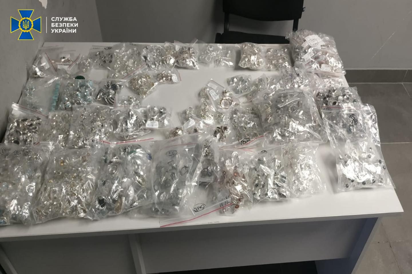 В одеському аеропорту затримали чоловіка з 10 кілограмами прикрас - Новини Одеси - 24 Канал В одеському аеропорту затримали чоловіка з 10 кілограмами прикрас - Новини Одеси - 24 Канал