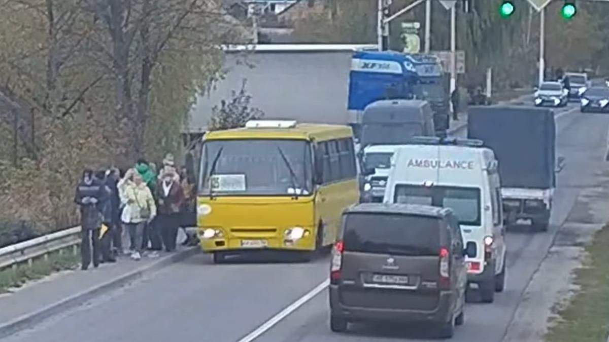 Під Києвом маршрутка без гальм рознесла купу машин: моторошне відео - Київ