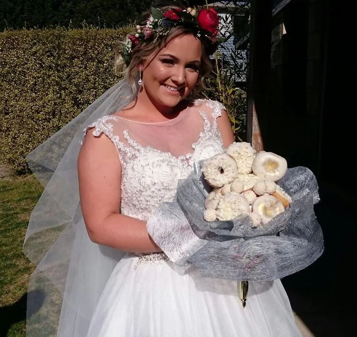 Невеста держит сладкий букет из пончиков