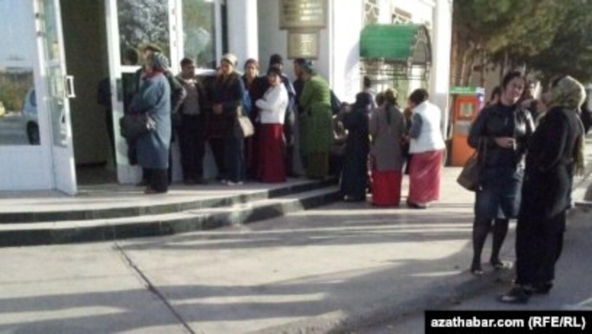 За лист президентові: 4 мешканок Туркменістану щодня викликають на допити спецслужби - 24 Канал За лист президентові: 4 мешканок Туркменістану щодня викликають на допити спецслужби - 24 Канал