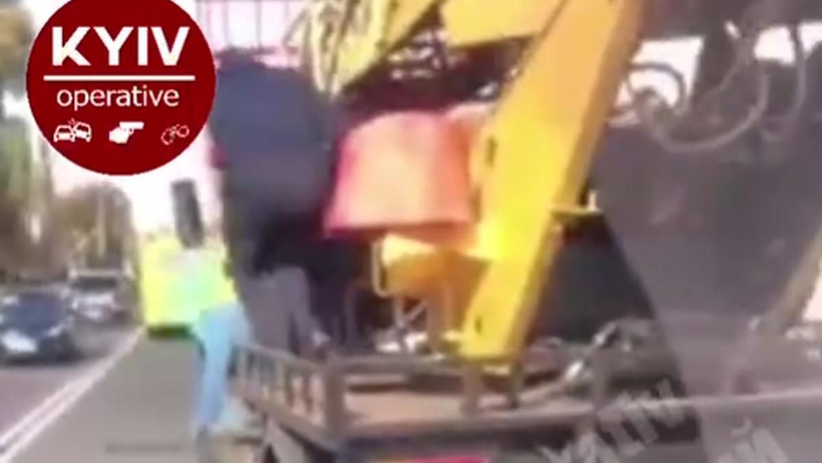 Застрибнули на ходу: у Києві чоловіки затримали вщент п'яного водія автовишки – відео бойовика - Київ Застрибнули на ходу: у Києві чоловіки затримали вщент п'яного водія автовишки – відео бойовика - Київ