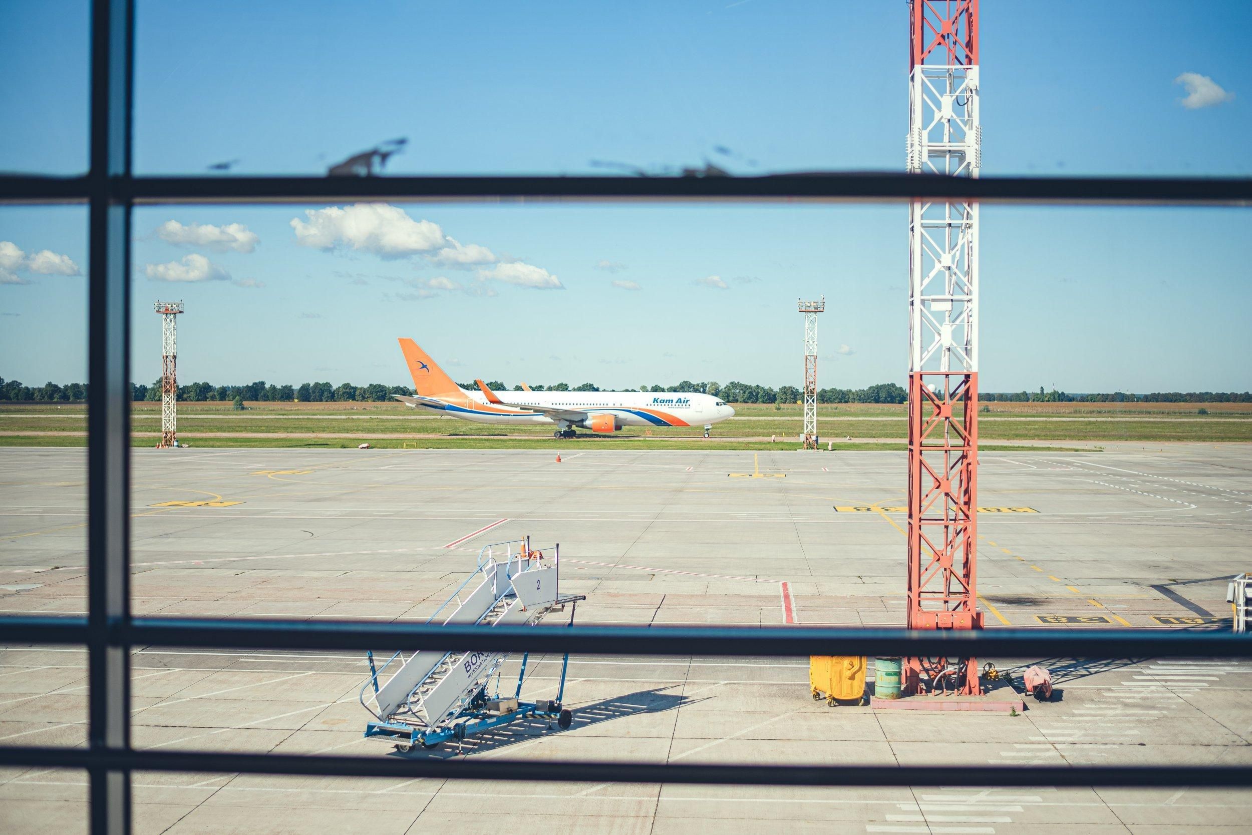 Во Львове экстренно сел самолет из Праги Во Львове экстренно сел самолет из Праги