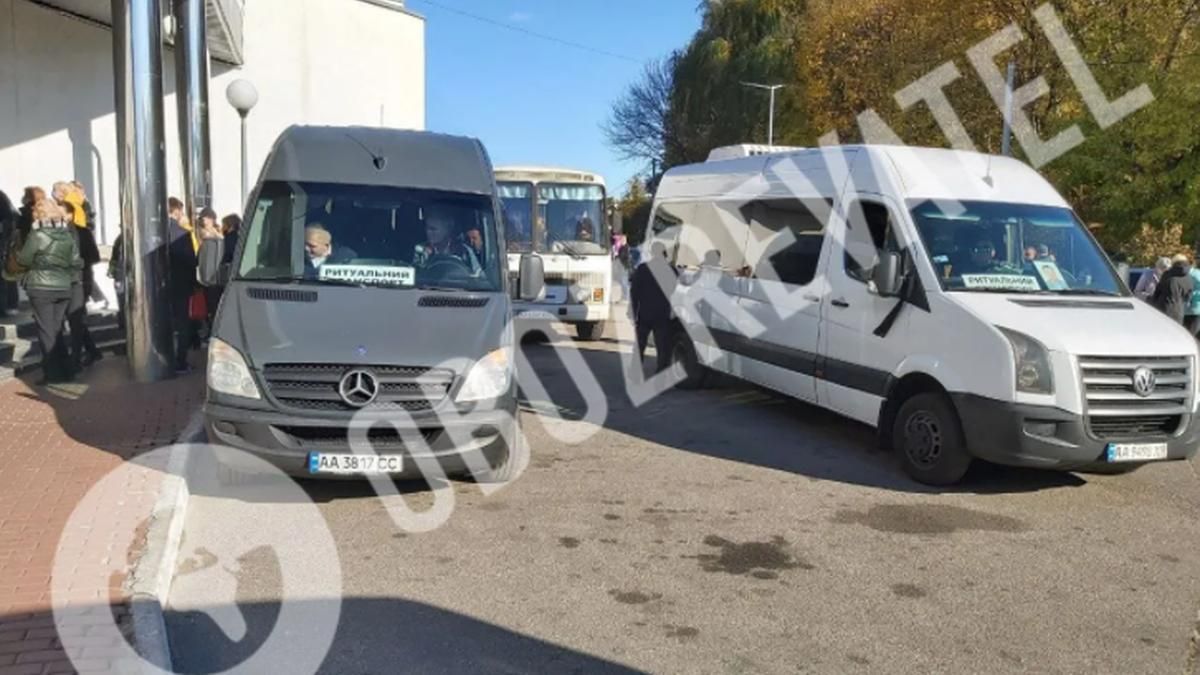 Майже всі померли від COVID-19: у київського крематорію – величезні черги з похоронних автобусів - Новини Києва - Київ Майже всі померли від COVID-19: у київського крематорію – величезні черги з похоронних автобусів - Новини Києва - Київ