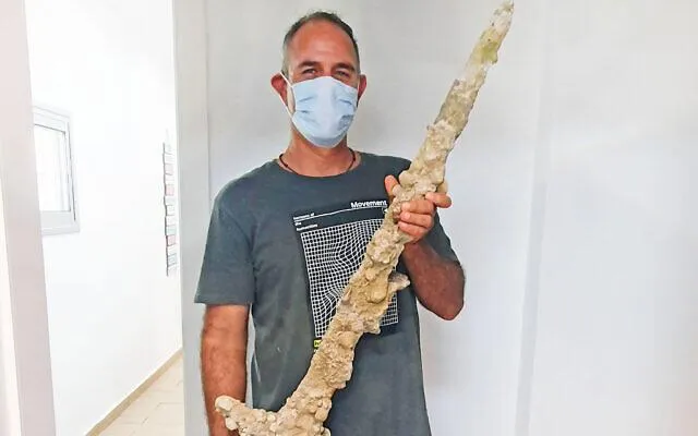 Дайвер знайшов біля узбережжя Ізраїлю 900-річний меч хрестоносця з метровим лезом