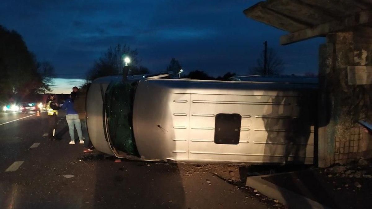 Бус із людьми на Прикарпатті зіткнувся з легковиком і перекинувся - Новини Івано-Франківська - 24 Канал Бус із людьми на Прикарпатті зіткнувся з легковиком і перекинувся - Новини Івано-Франківська - 24 Канал