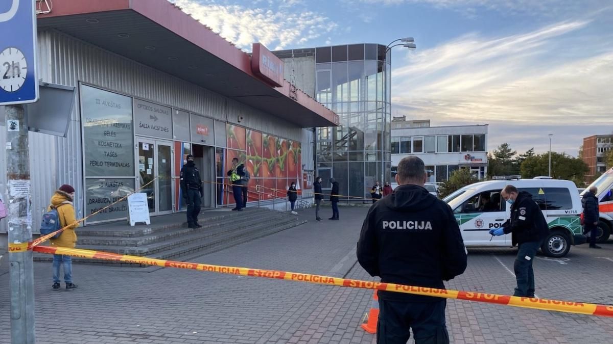 После просьбы надеть маску: в Литве покупатель выстрелил в охранника магазина - 24 Канал