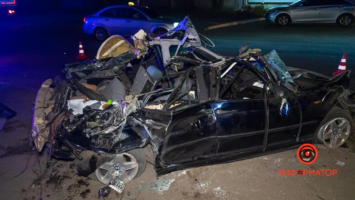 В Днепре водитель BMW влетел в фуру: есть погибший