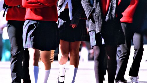 Отвлекают учителей: в Австралии школьниц поставили на колени и измерили длину юбок