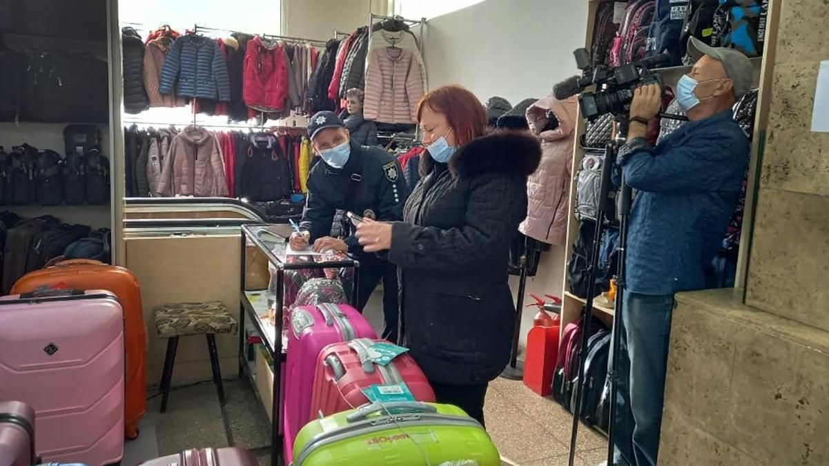 Проверка паспорта вакцинации вызвала полет фантазии у продавщицы из Днепра Проверка паспорта вакцинации вызвала полет фантазии у продавщицы из Днепра