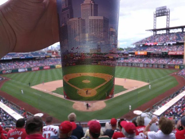 Здається, малюнок на чашці робили з фото цього стадіону Здається, малюнок на чашці робили з фото цього стадіону