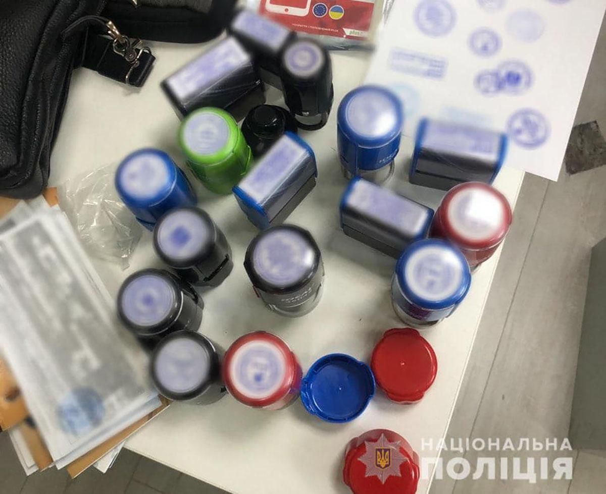 Щомісяця 4 мільйони гривень за фальшиві COVID-довідки: на Харківщині викрили групу шахраїв - Новини Харкова - Новини Здоров’я Щомісяця 4 мільйони гривень за фальшиві COVID-довідки: на Харківщині викрили групу шахраїв - Новини Харкова - Новини Здоров’я