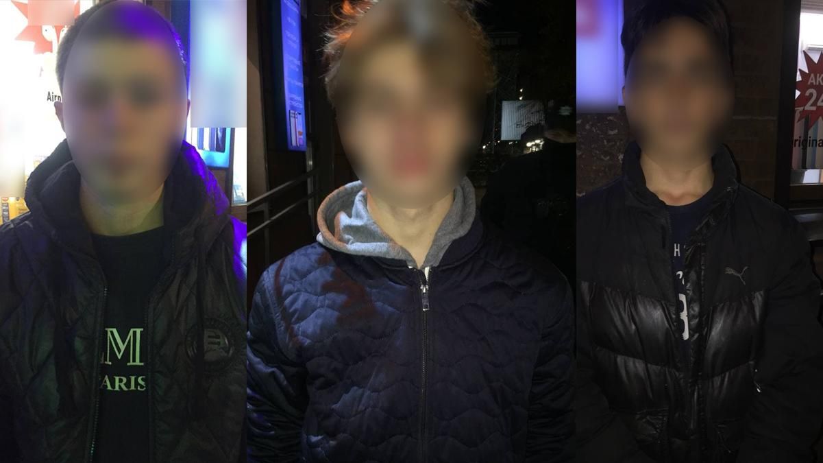 Несколько подростков жестко избили мужчину в центре Днепра: налетели и начали бить Несколько подростков жестко избили мужчину в центре Днепра: налетели и начали бить