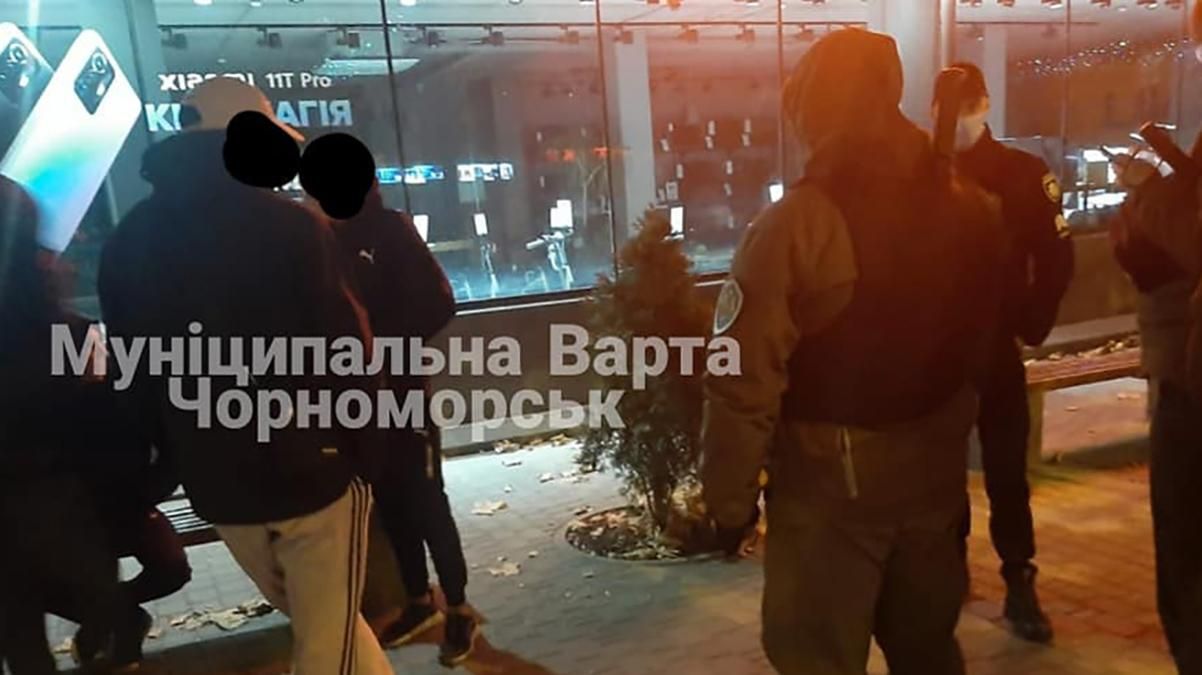 Пока все спали: в Черноморске группа вооруженных мужчин обстреляла общежитие