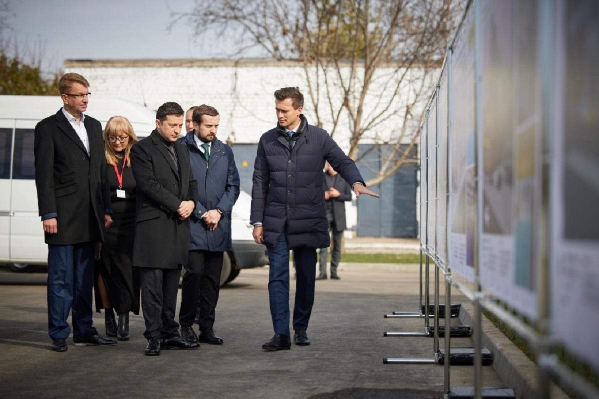 Зеленский во время поездки в Черкасскую область пообещал отреставрировать там 3 замка Зеленский во время поездки в Черкасскую область пообещал отреставрировать там 3 замка