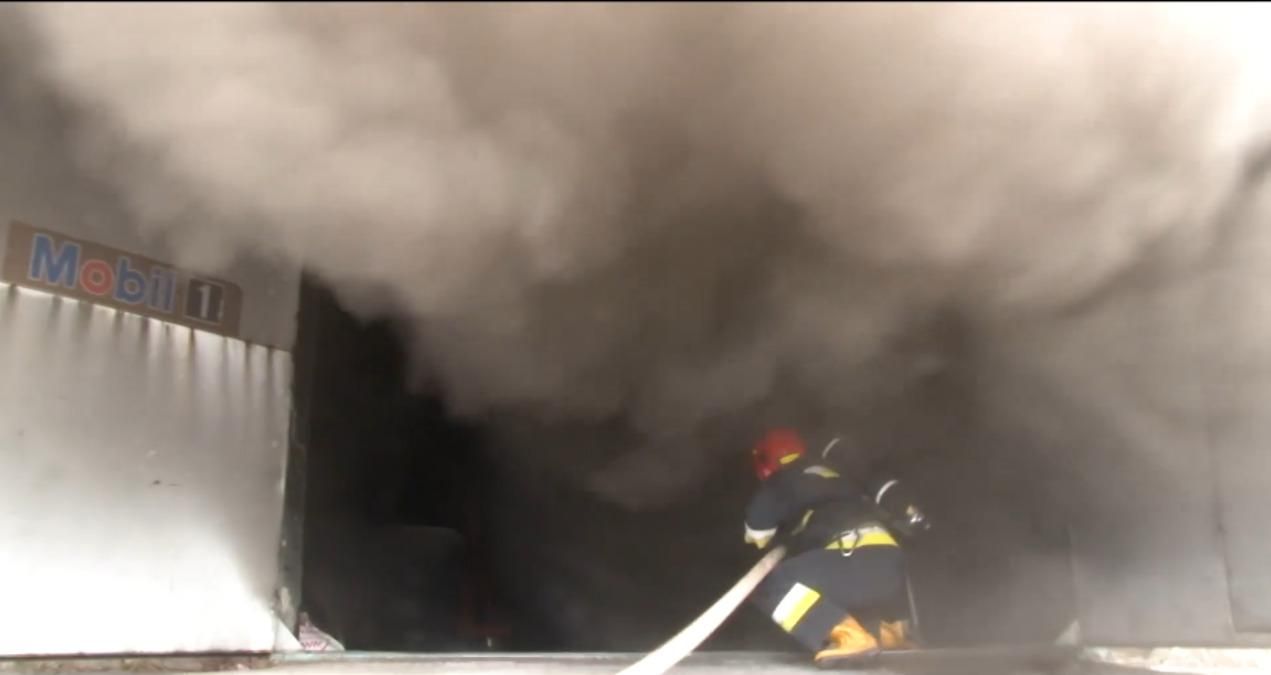 Во Львовском автосалоне загорелся Mitsubishi Pajero: жуткое видео пожара