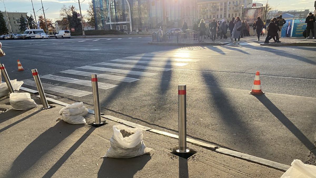 Через 4 роки: на місці ДТП із Зайцевою встановили стовпчики безпеки - Україна новини - 24 Канал Через 4 роки: на місці ДТП із Зайцевою встановили стовпчики безпеки - Україна новини - 24 Канал