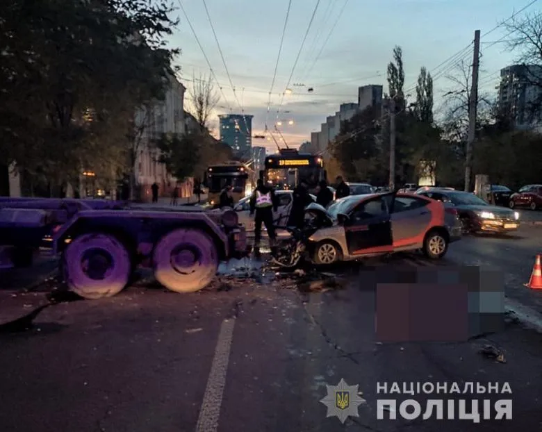 Аварія на Лук'янівці, Hyundai врізався у вантажівку Mercedes, водій загинув 