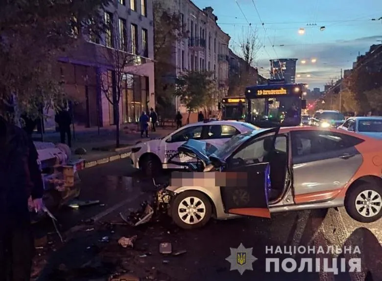 ДТП у Києві на вулиці Юрія Іллєнка, загмнув водій авто Getmancar