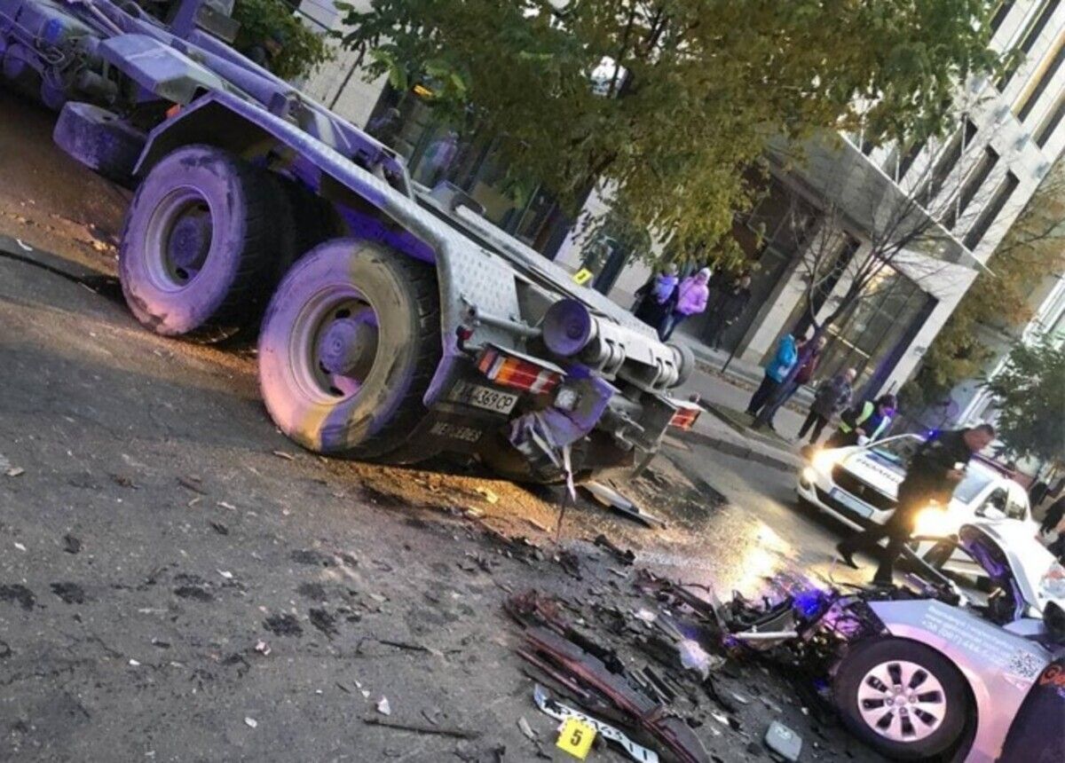 На Лукьяновке авто Getmancar влетело в грузовик: водитель погиб мгновенно