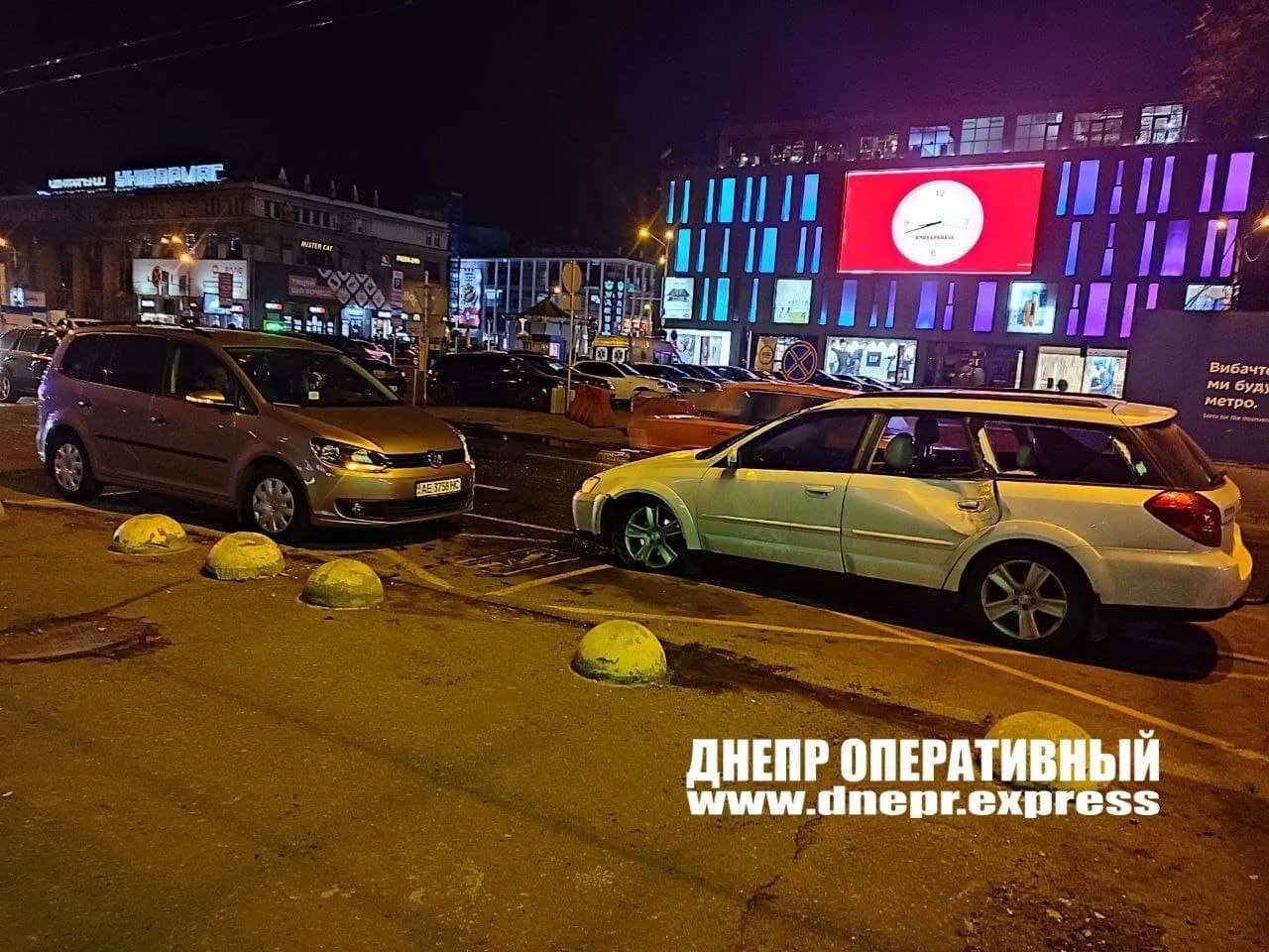 У Дніпрі авто перекинулося в момент аварії У Дніпрі авто перекинулося в момент аварії