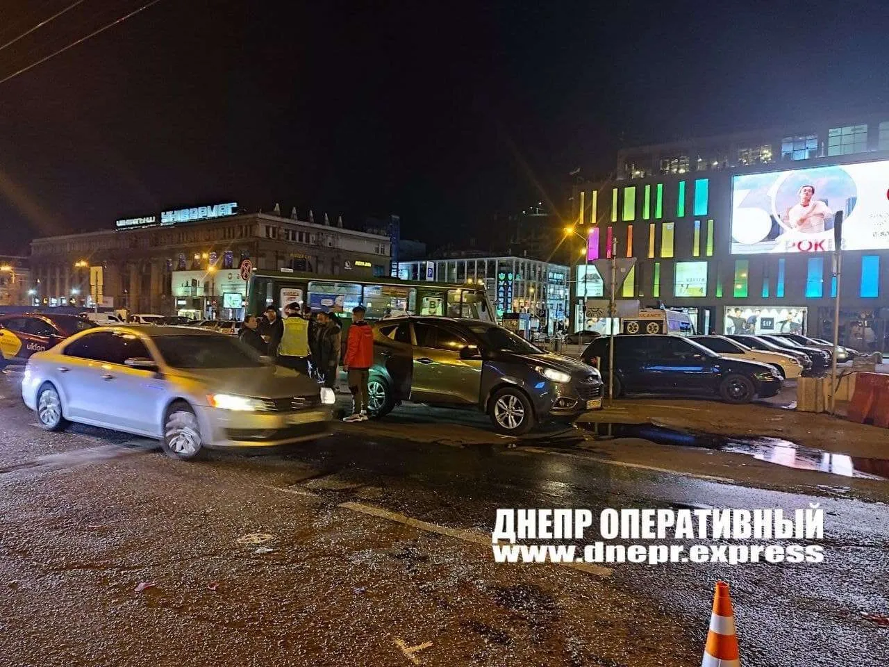 У Дніпрі авто перекинулося в момент аварії У Дніпрі авто перекинулося в момент аварії