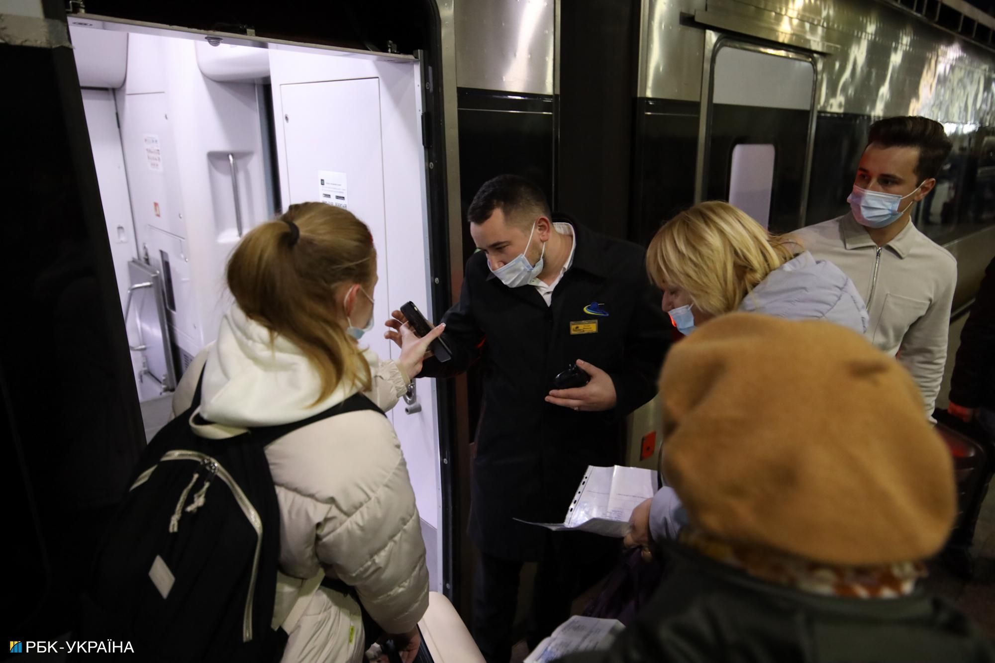 Очереди, слезы и рейды полиции: что происходит на вокзалах Киева из-за новых правил перевозок