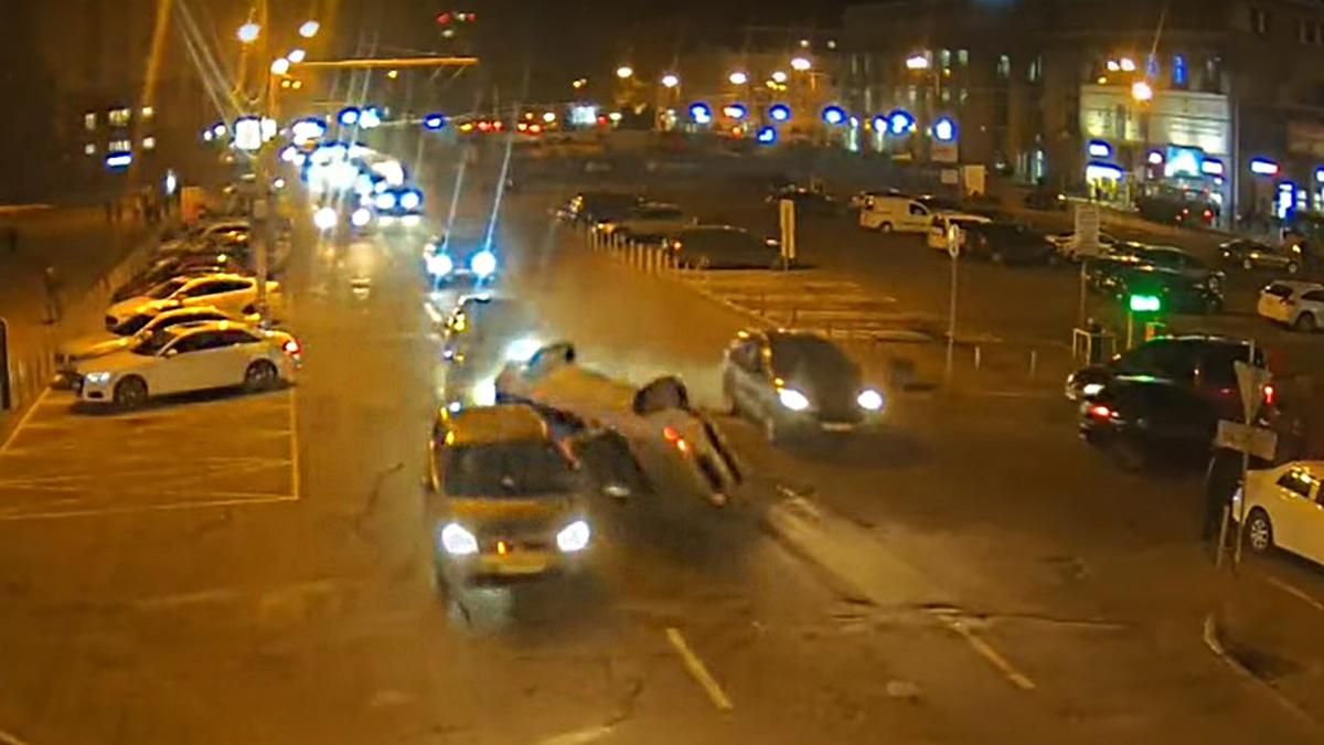 В Днепре легковушка перевернулась и протаранила 2 авто: видео момента аварии