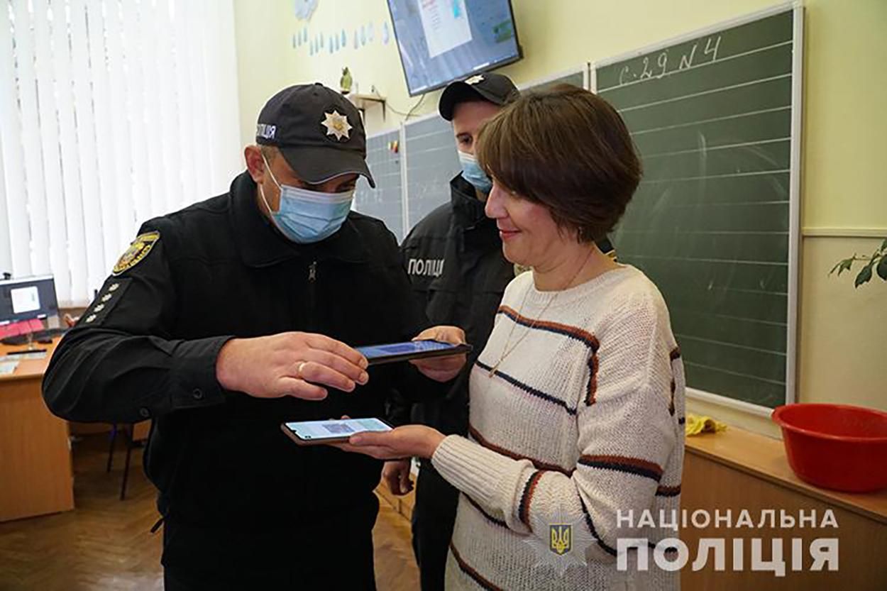 В школах Тернополя полиция начала проверять сертификаты о вакцинации: фото