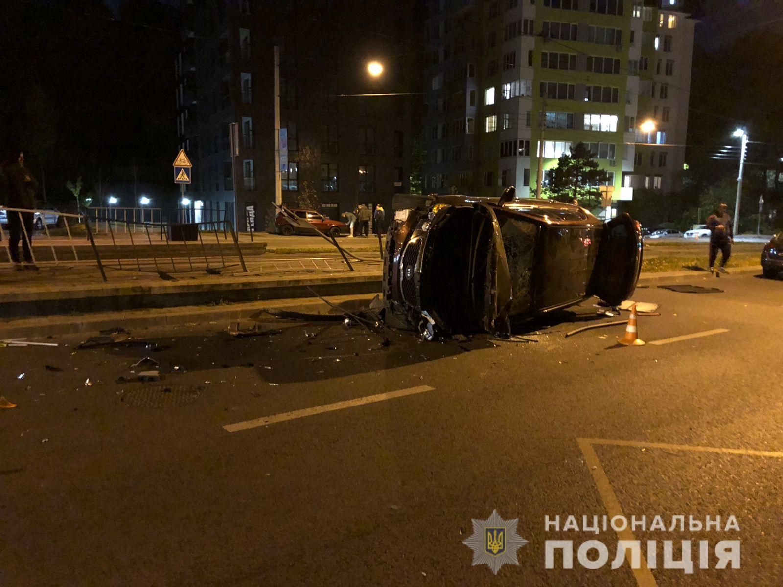 Авто влетело в остановку и перевернулось: во Львове произошло сокрушительное ДТП