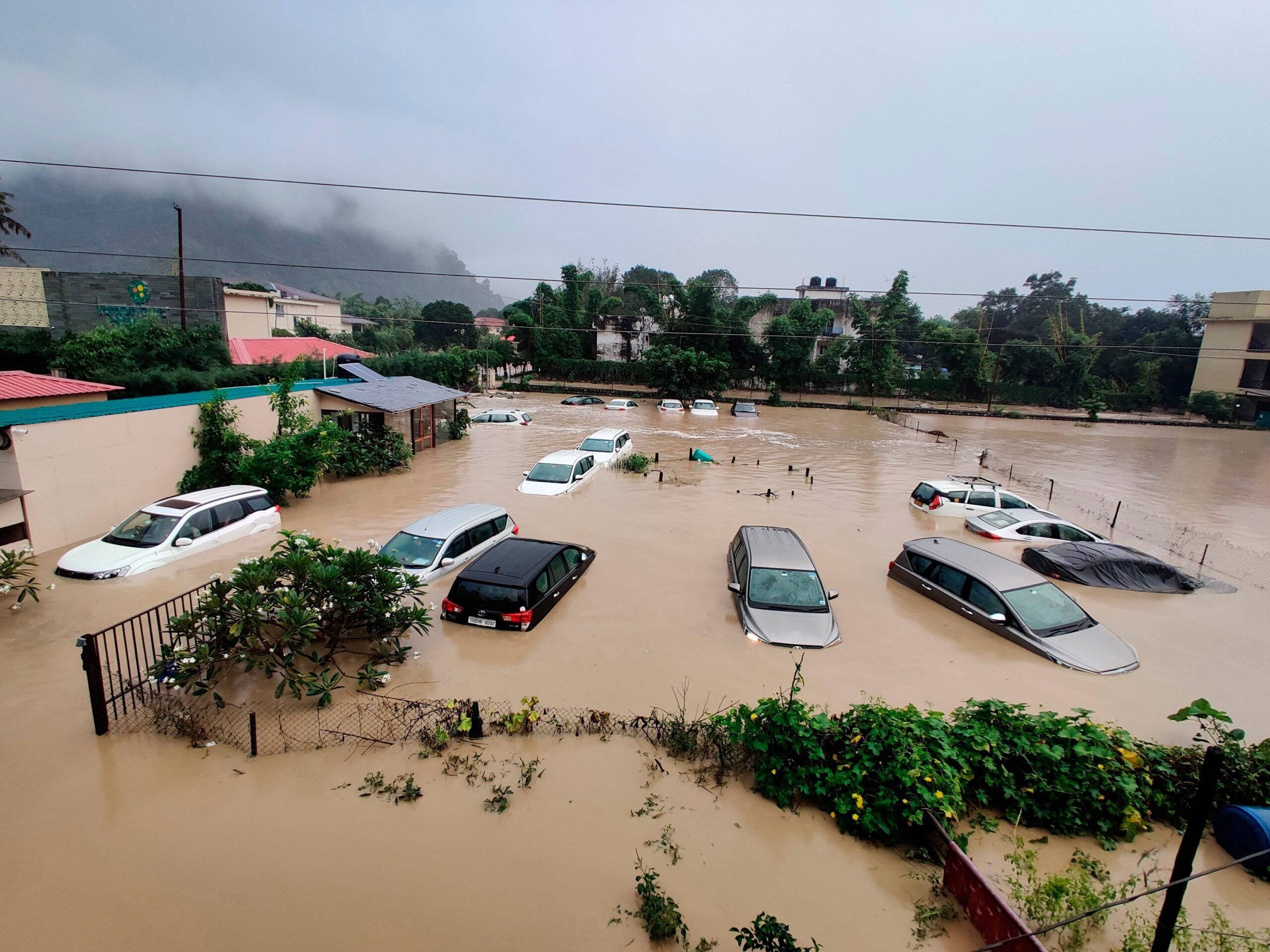 Вода смывает мосты и дома: на Непал обрушилось сильное наводнение – много жертв
