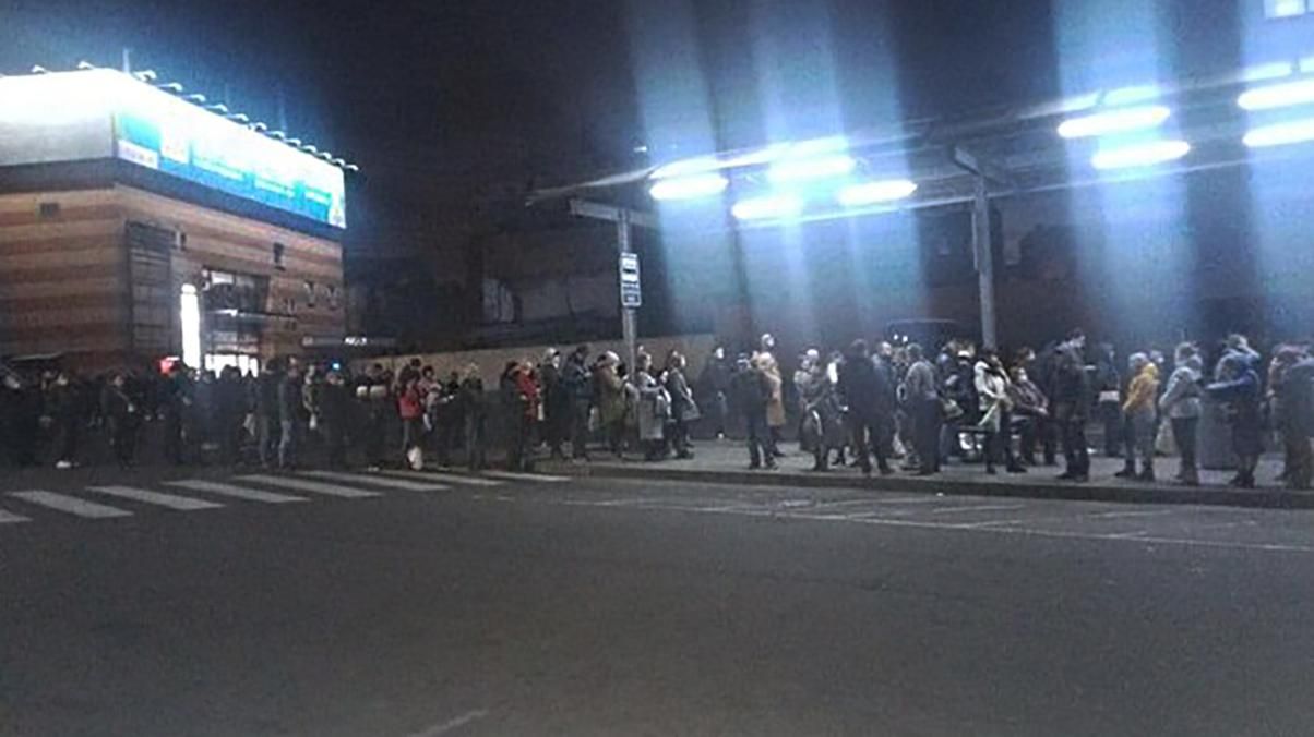 У Дніпрі виник транспортний колапс через червону зону: черги стоять, водіїв не вистачає - Україна новини - 24 Канал У Дніпрі виник транспортний колапс через червону зону: черги стоять, водіїв не вистачає - Україна новини - 24 Канал