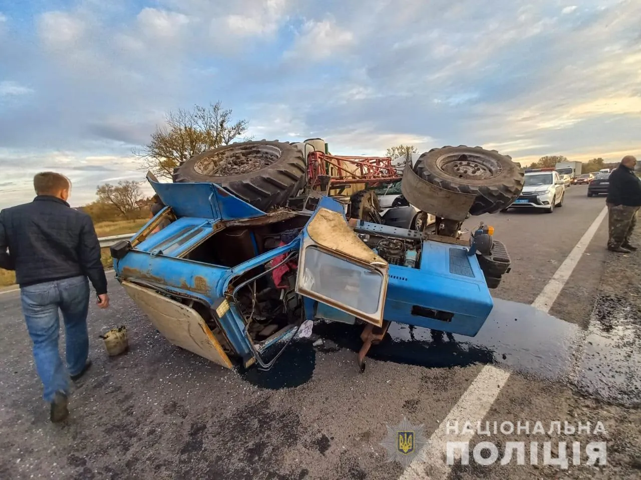 На Львівщині мікроавтобус влетів у трактор: причеп проштрикнув лобове скло На Львівщині мікроавтобус влетів у трактор: причеп проштрикнув лобове скло