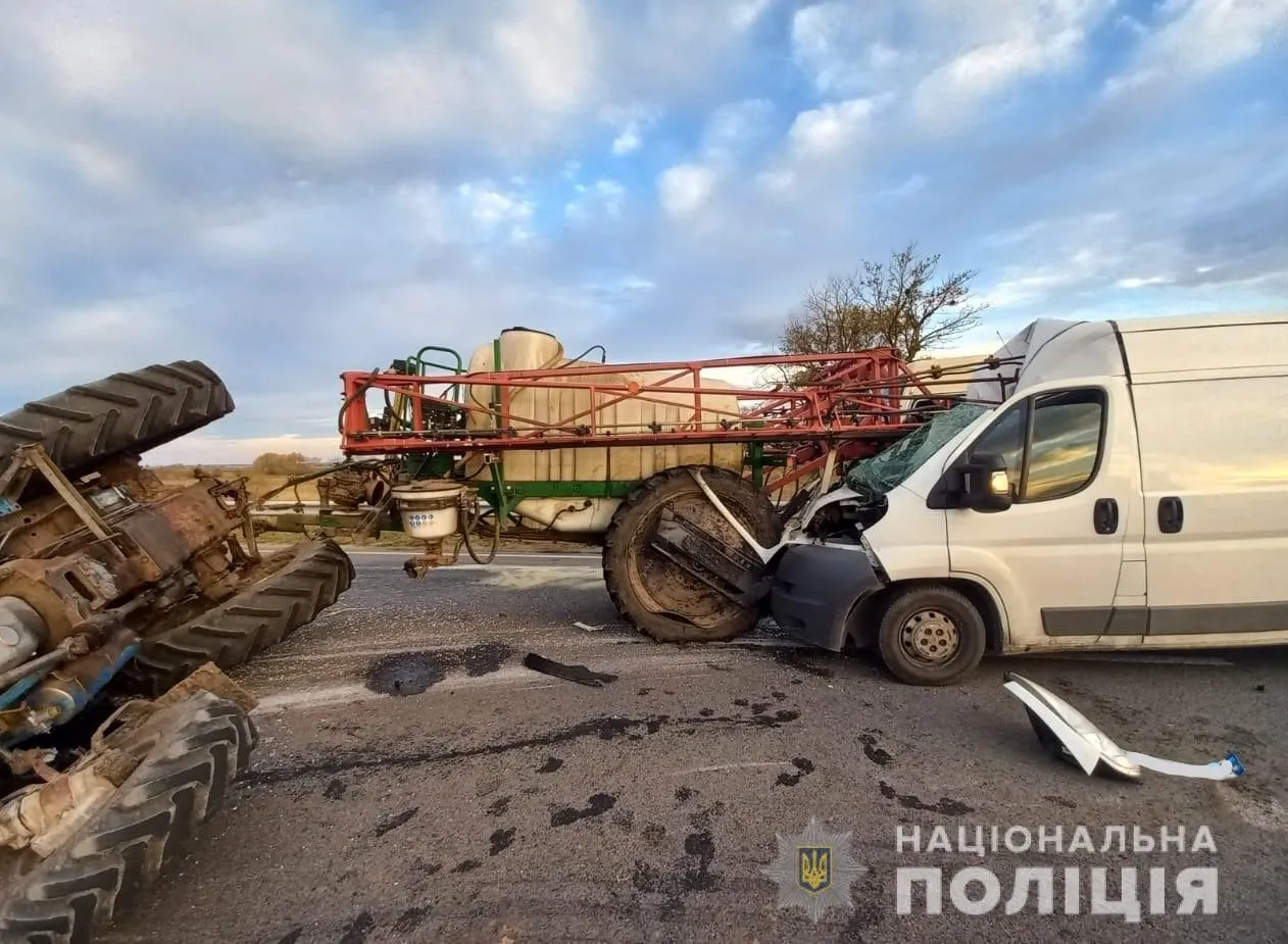 На Львівщині мікроавтобус влетів у трактор: причеп проштрикнув лобове скло