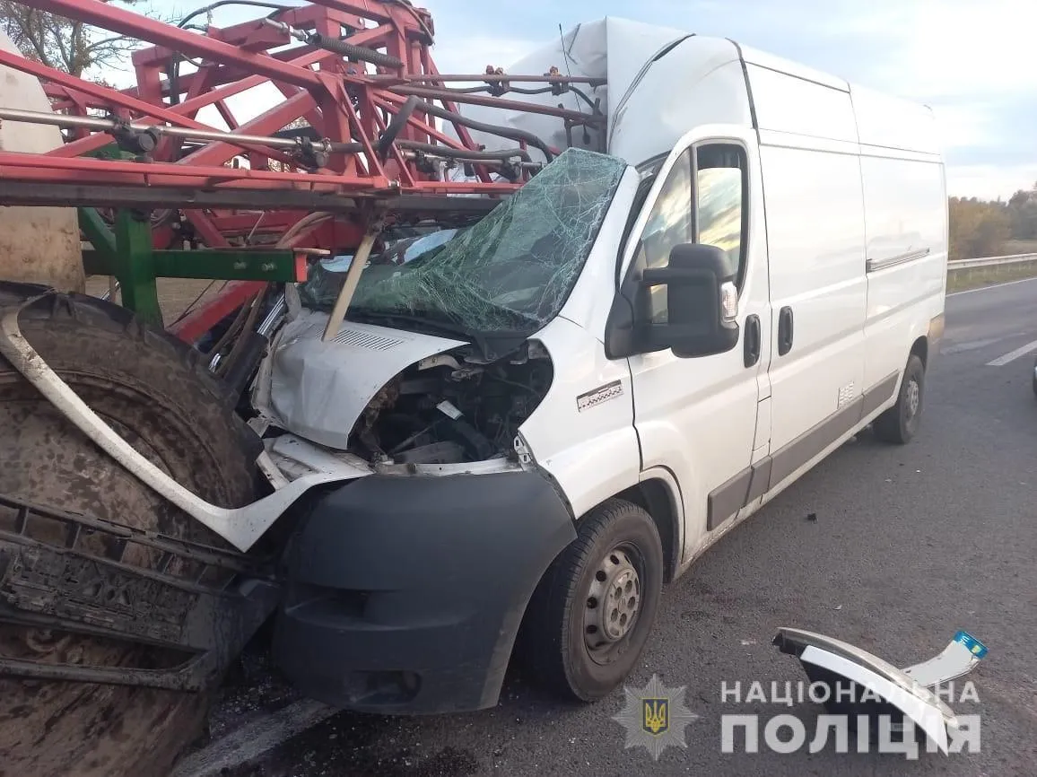 На Львівщині мікроавтобус влетів у трактор: причеп проштрикнув лобове скло На Львівщині мікроавтобус влетів у трактор: причеп проштрикнув лобове скло