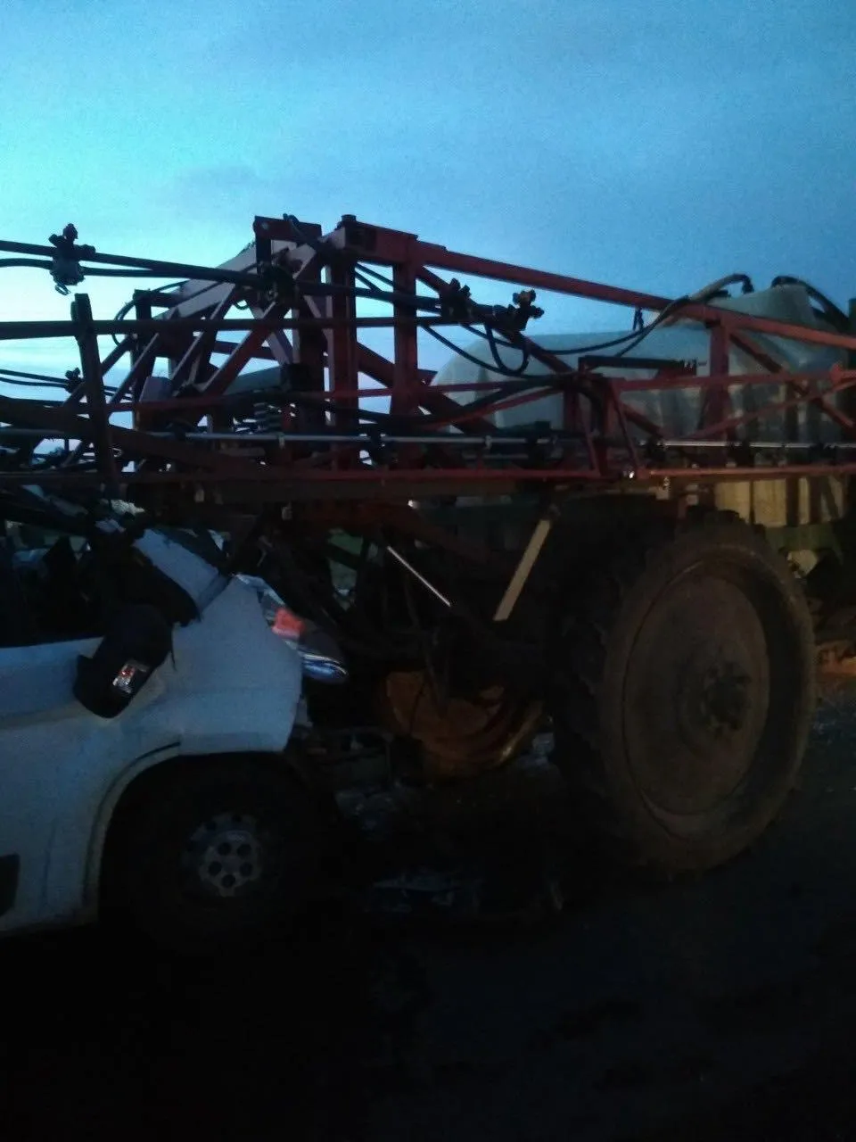 На Львівщині мікроавтобус на швидкості влетів у трактор: причеп проштрикнув лобове скло На Львівщині мікроавтобус на швидкості влетів у трактор: причеп проштрикнув лобове скло